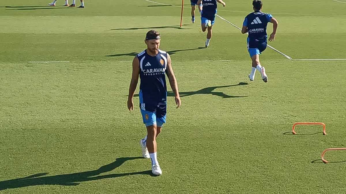 Le défenseur central du Real Zaragoza Diego González s’entraîne avec une protection à la tête