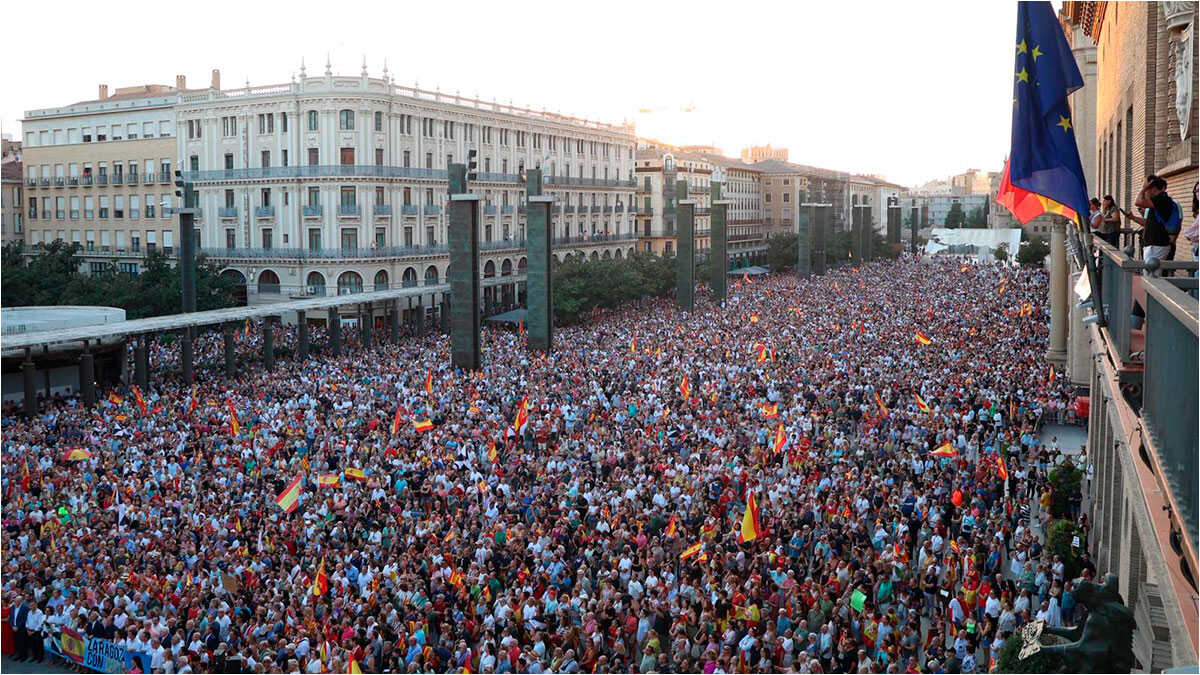 Des milliers de personnes remplissent la plaza del Pilar de drapeaux espagnols : « Ceuta ne se vend pas »