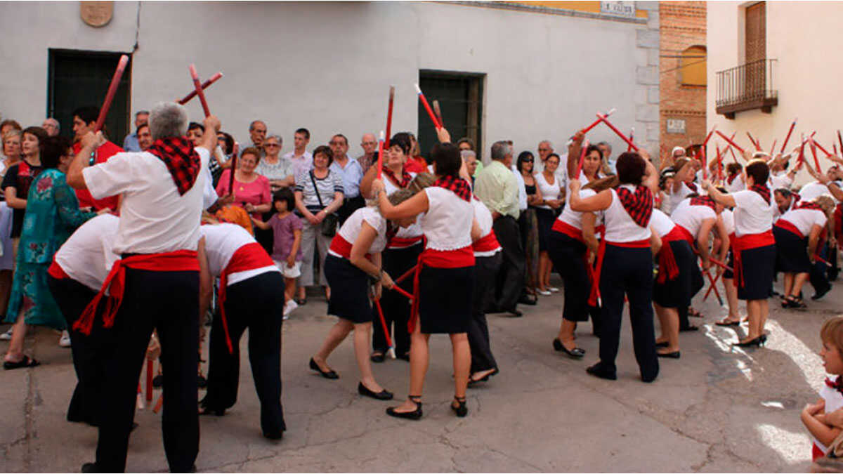 La curieuse tradition de ce village de Saragosse où les habitants dansent dans les rues au rythme de bâtons en bois