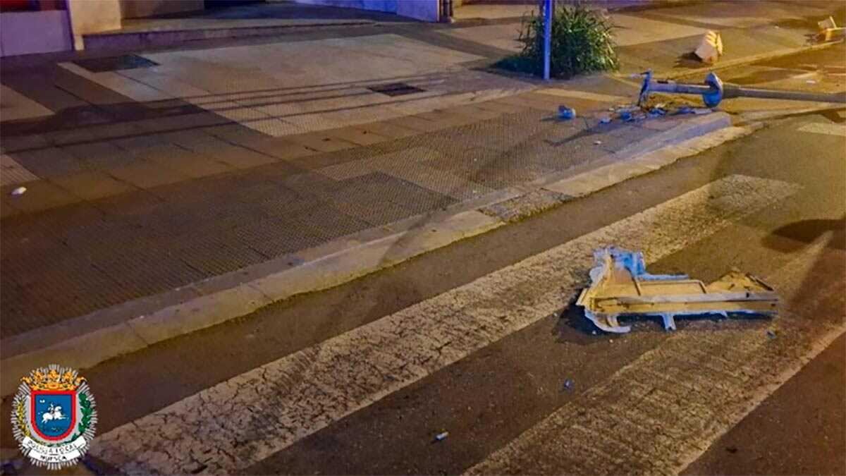 À Huesca, une fourgonnette percute un feu rouge et son conducteur ivre tente de fuir