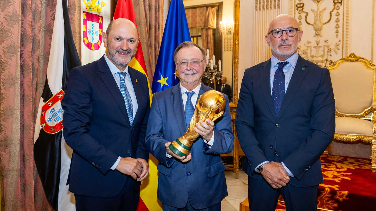 De la Fuente aux habitants de Ceuta après leur avoir présenté la Coupe du monde : « Vous êtes un exemple pour le reste de l’Espagne et vous n’êtes pas seuls »