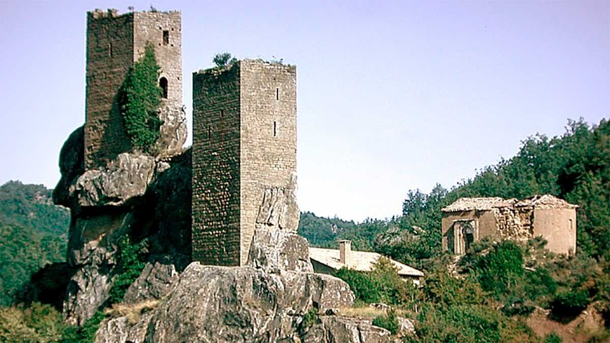 Construit sur un rocher : le village inhabité d’Aragon dont il ne reste qu’un château et une église