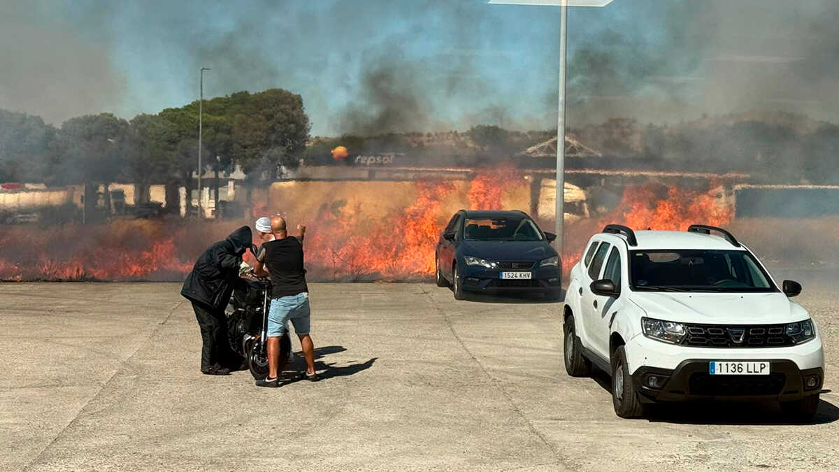 Frayeur à La Puebla de Alfindén après un incendie près d’une station-service qui atteint plusieurs véhicules
