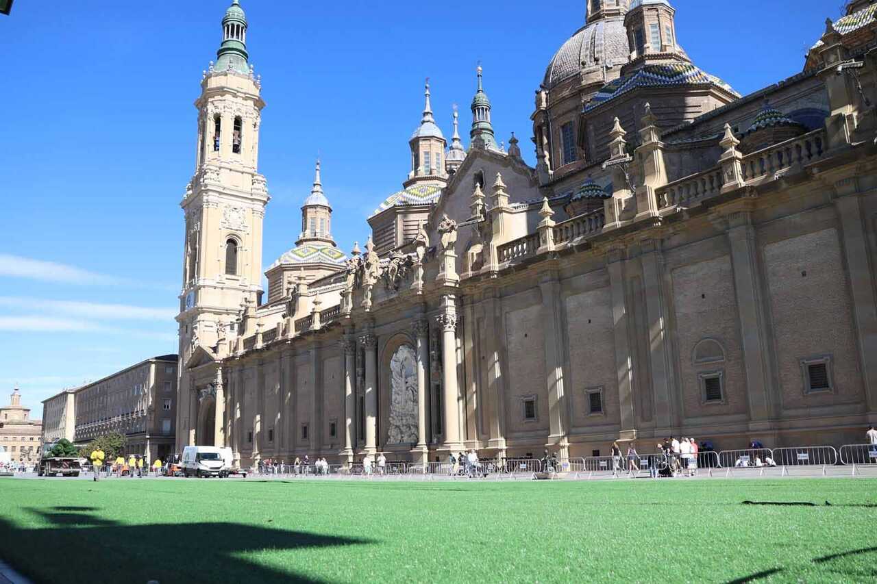 Une vaste nappe de gazon verdit la plaza del Pilar : voici pourquoi