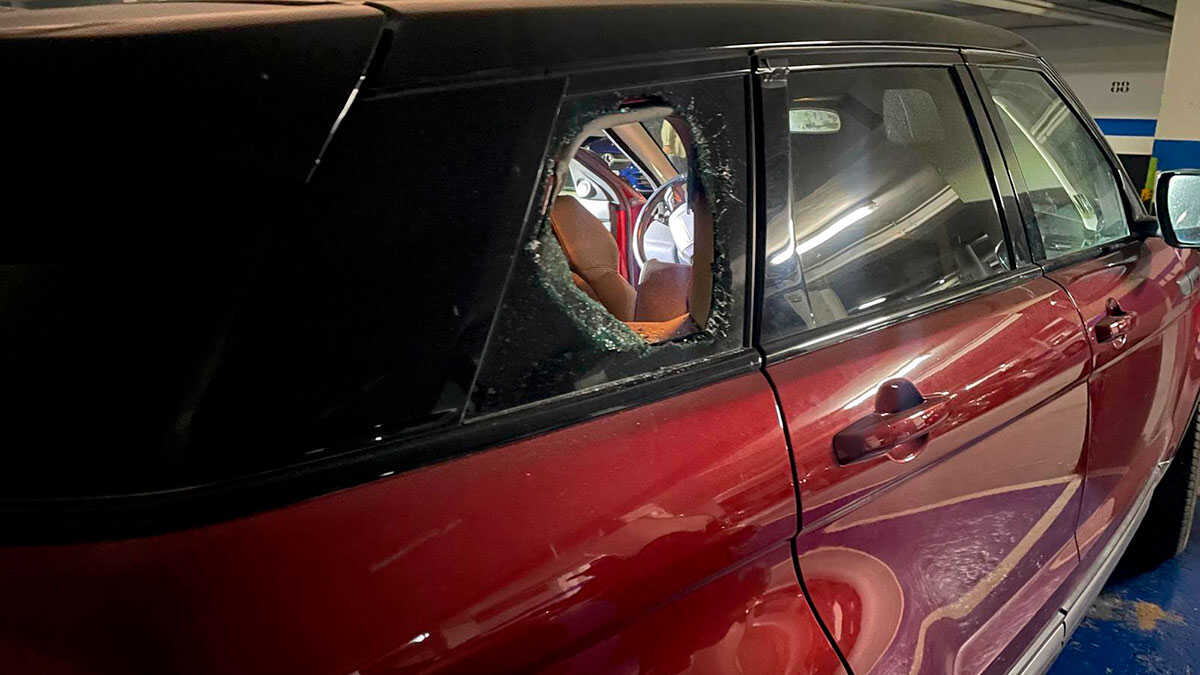 Plusieurs voitures retrouvées avec les vitres brisées dans un garage de la Vía Universitas à Saragosse