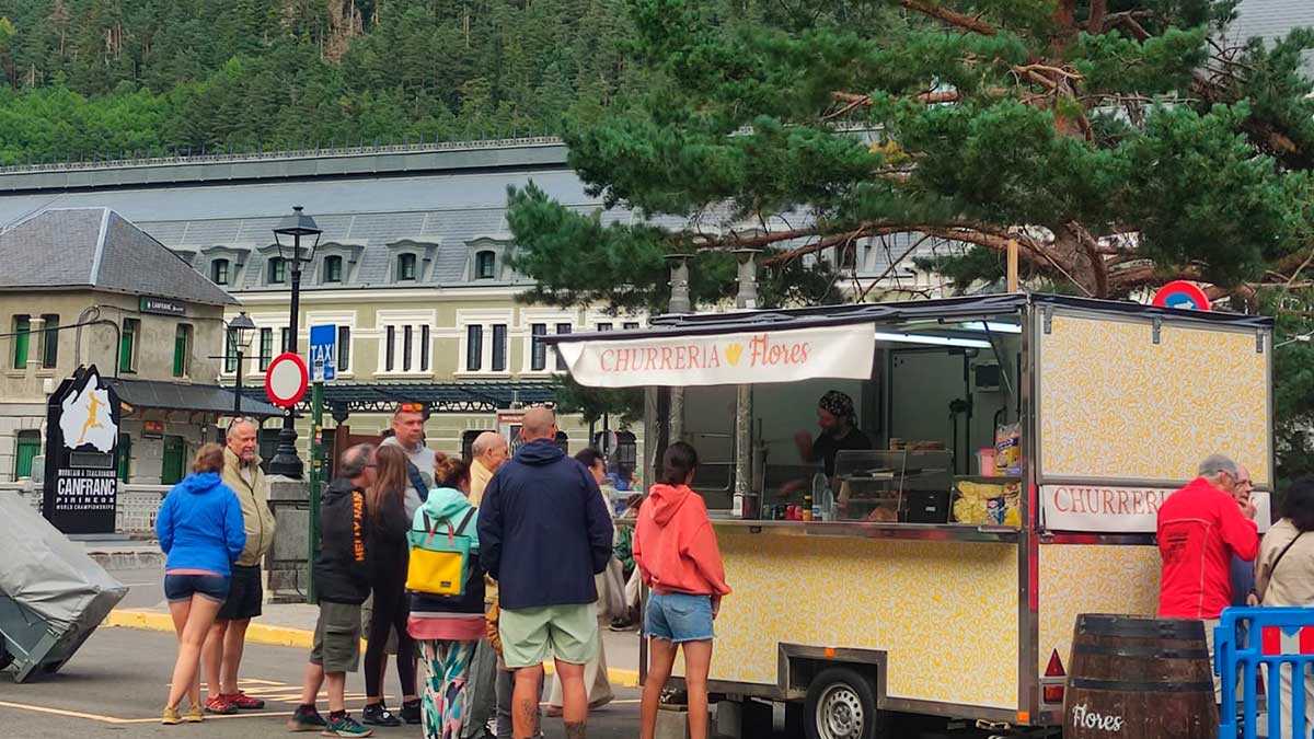« Lors d’une bonne journée, je peux utiliser 100 kilos de pâte » : le secret de la churrería de Canfranc qui séduit toute l’année