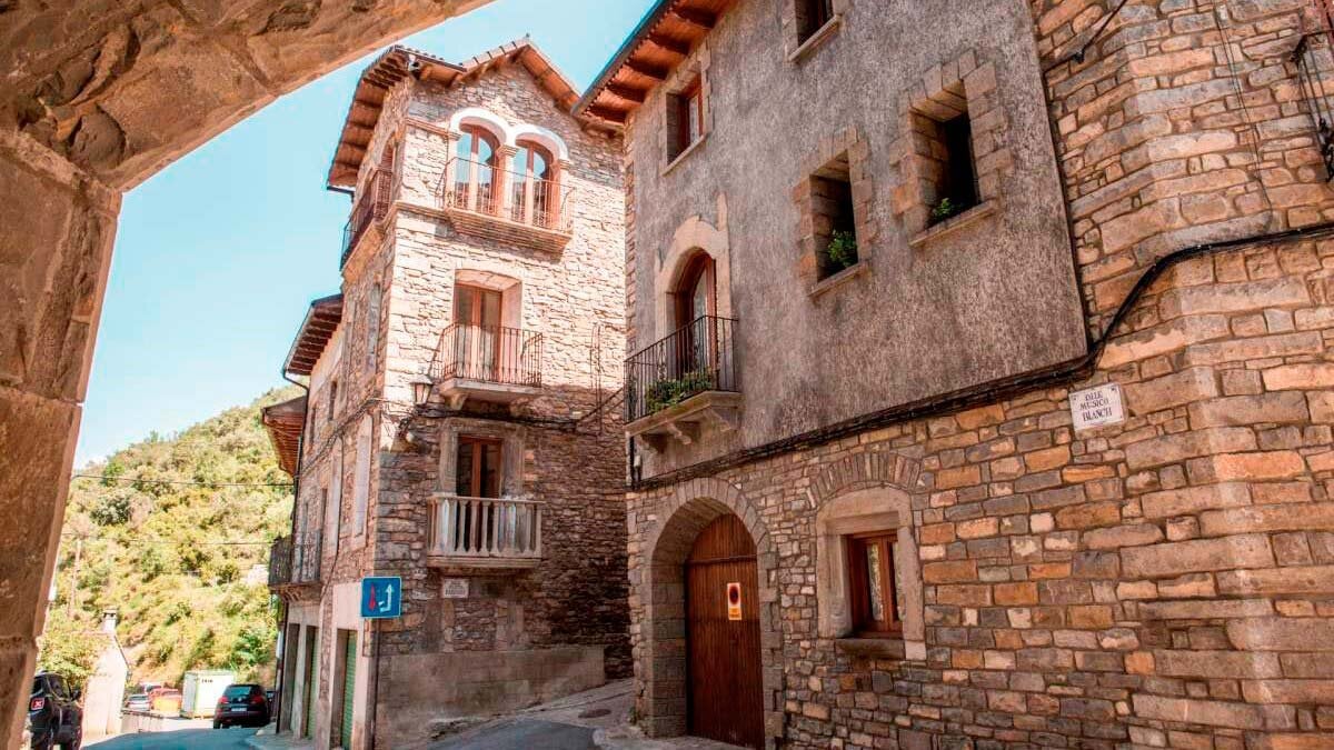 Le village de Huesca dominé par un château médiéval et entouré par les montagnes des Pyrénées