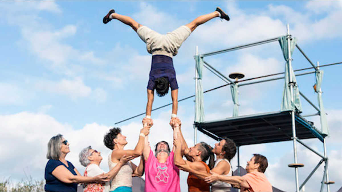 Le village de Saragosse qui transforme ses rues en chapiteaux de cirque avec des spectacles en plein air d’acrobates, jongleurs et clowns