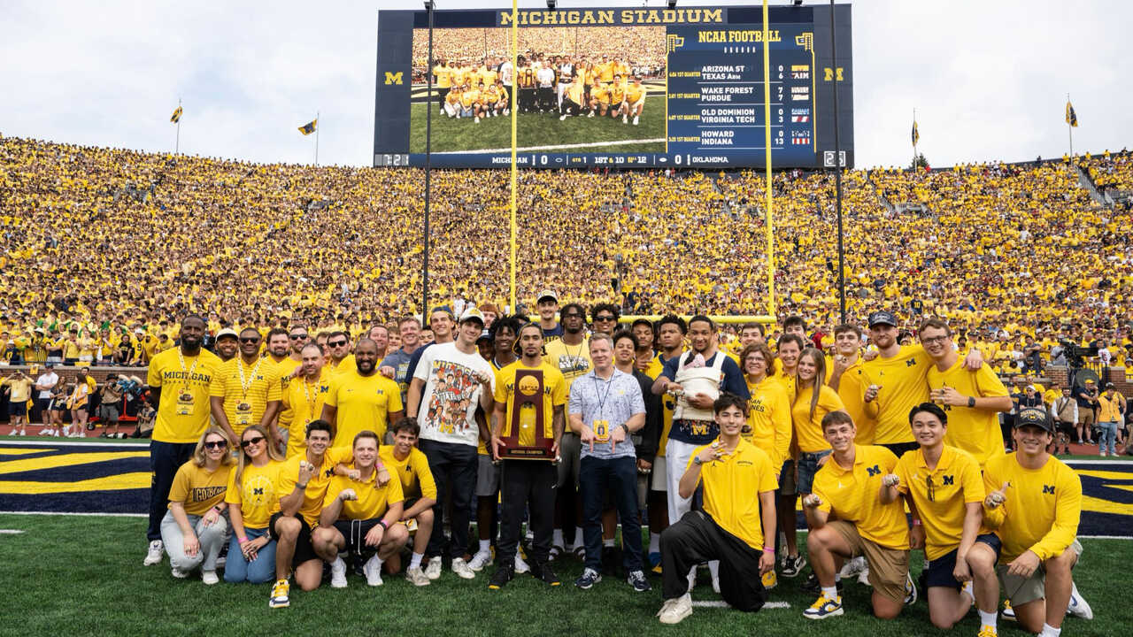 Aday Mara prend un bain de foule dans le Michigan pour célébrer le titre NCAA