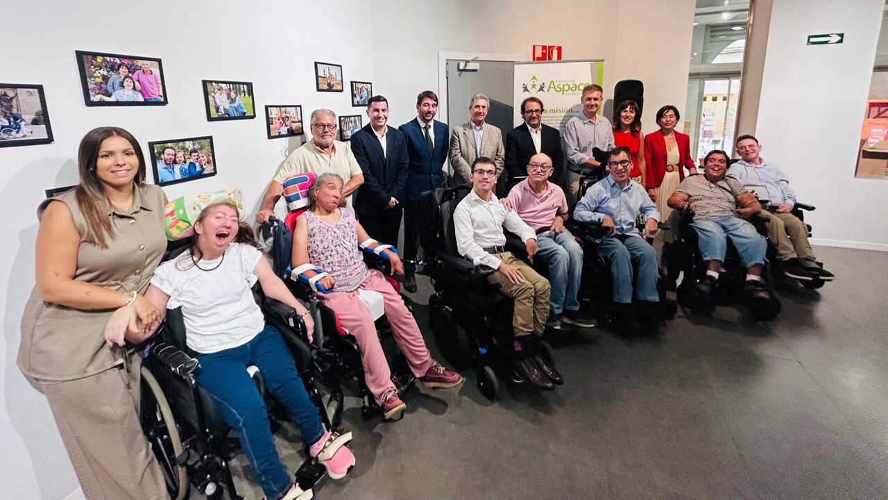 Óscar, photographe de l’exposition « Junto a ti » de la Fondation Aspace : « La diversité fonctionnelle n’est pas une limite »