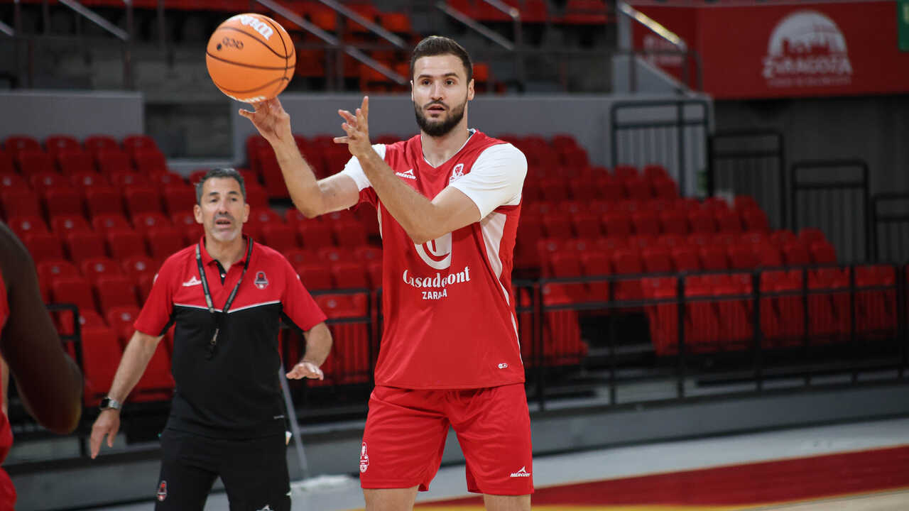 Miguel González, ailier de Casademont Zaragoza : « Nous avons parlé en interne de l’importance de renouer avec les supporters »