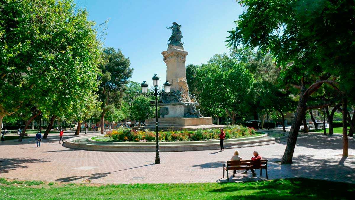 Cinq secrets que la plaza de los Sitios garde depuis un siècle