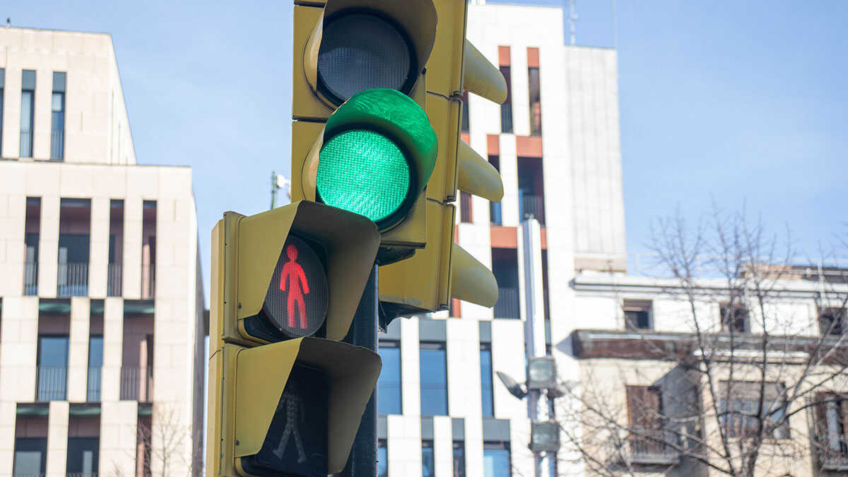 La DGT modifie cette règle des feux tricolores dès le 1er octobre : ce que conducteurs et piétons doivent savoir