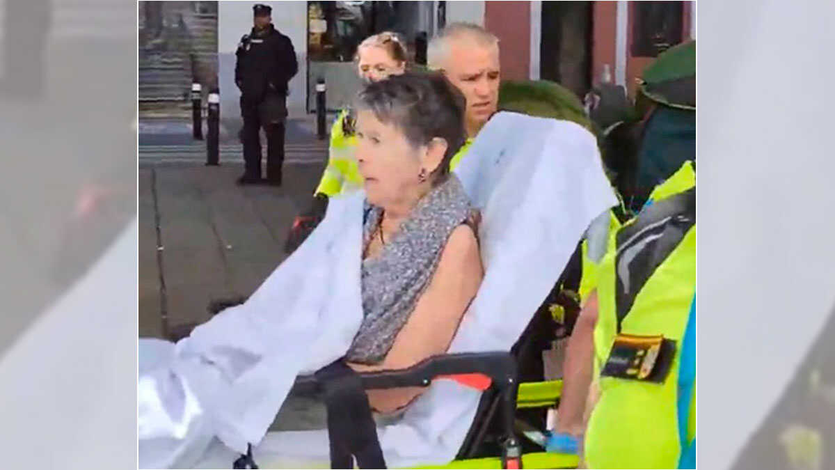 Maricarmen, 87 ans, finalement expulsée : elle quitte en civière le logement où elle a vécu pendant sept décennies