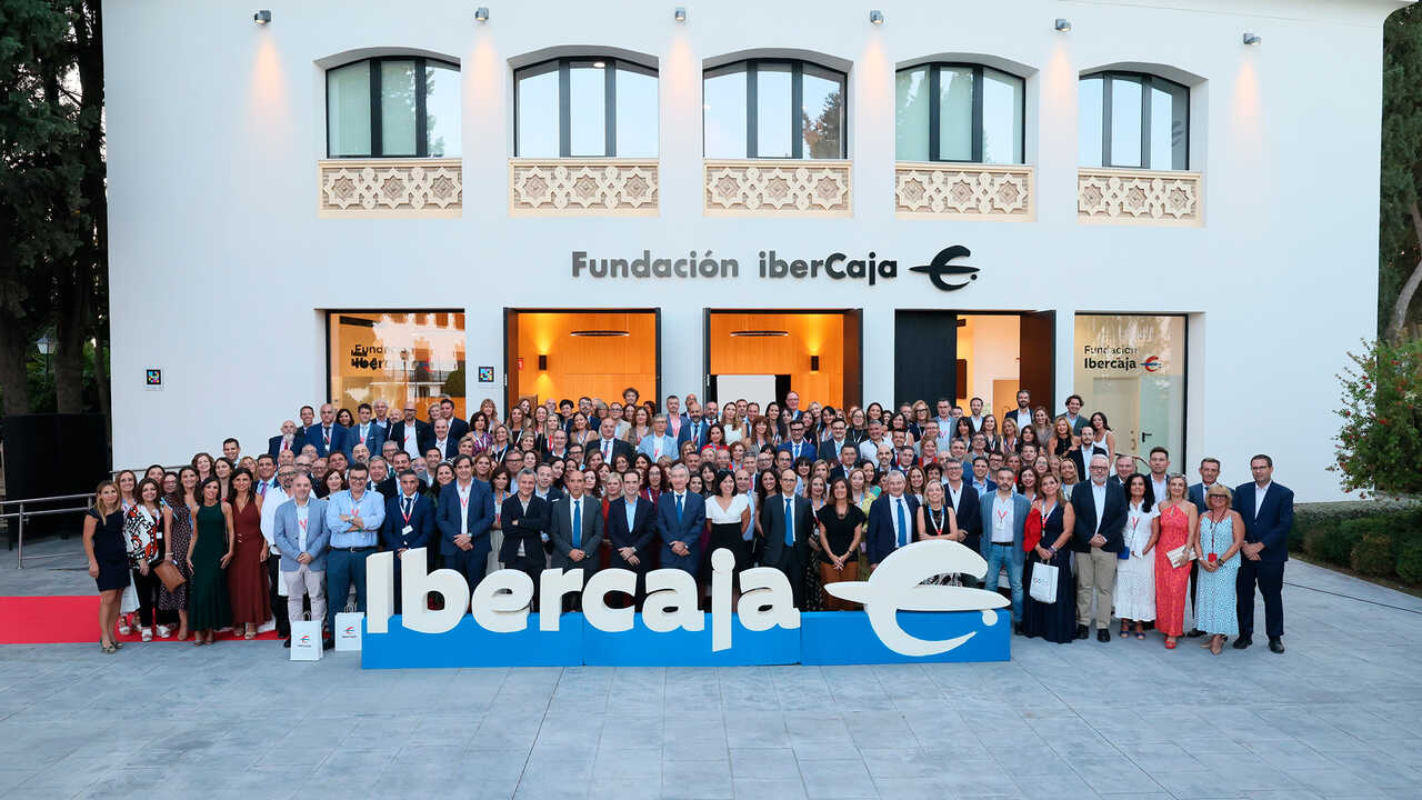 Ibercaja rend hommage à 230 professionnels à Saragosse pour leur longue carrière au sein de la banque