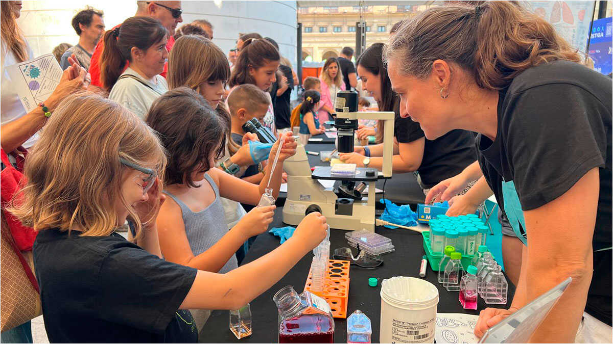 De jeunes scientifiques investissent la Plaza del Pilar pour la Nuit des chercheurs : « J’apprends de nouvelles choses »