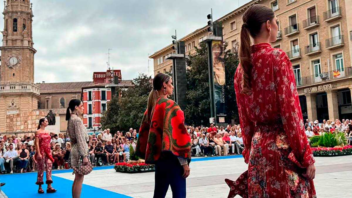 La place du Pilar se pare de couleurs et de dentelles dans une apothéose finale de la mode : « Rien à envier aux grands défilés »