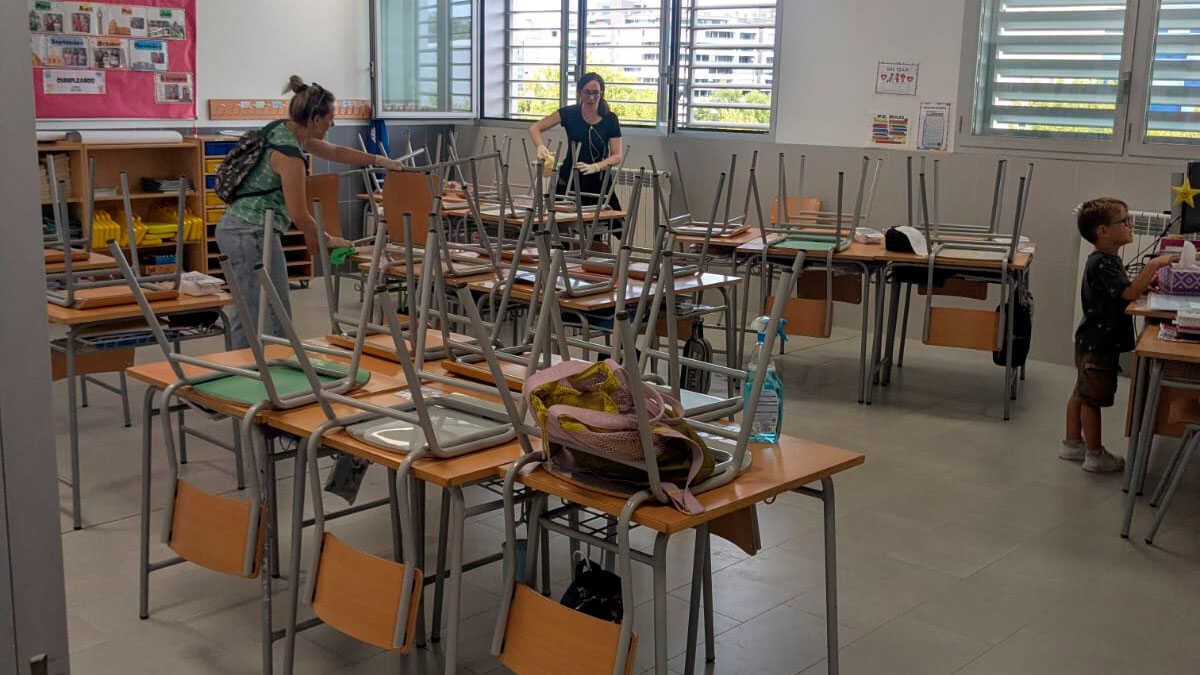 Parents et élèves du CPI Parque Venecia prennent balais et serpillières pour nettoyer leur école : « C’est inadmissible »