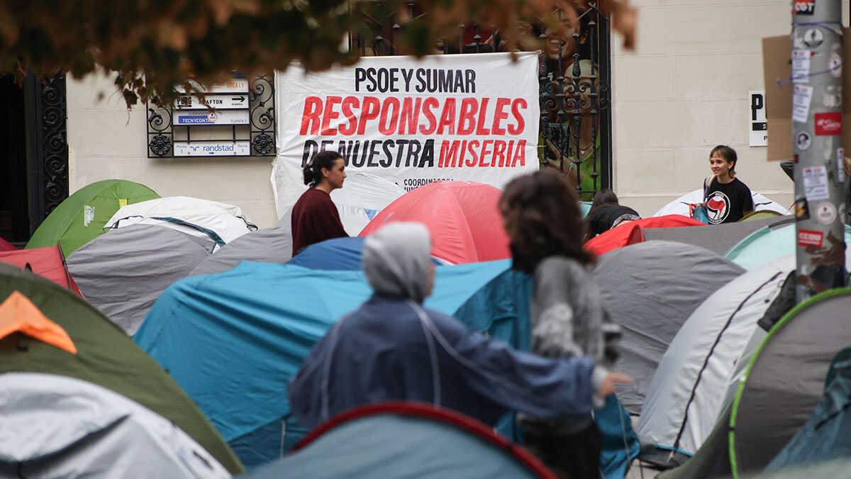 Sans alcool ni drogues : les règles du campement qui occupe la plaza España de Saragosse