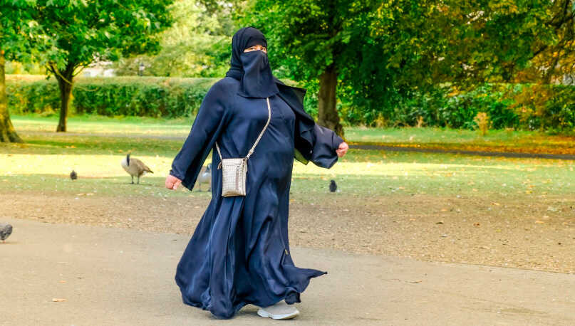 Zaragoza interdit désormais l’accès à ses bâtiments publics en burqa et niqab