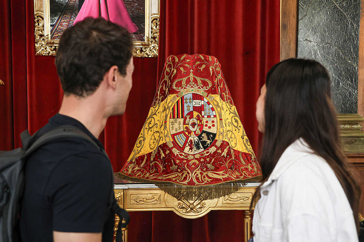 De la fin du XIXe siècle à nos jours : une exposition présente 35 manteaux de la Vierge du Pilar ornés du drapeau espagnol