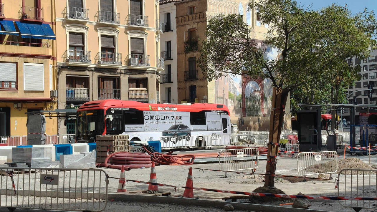 Adieu aux barrières de chantier à San Miguel : la place retrouvera sa zone piétonne la semaine prochaine