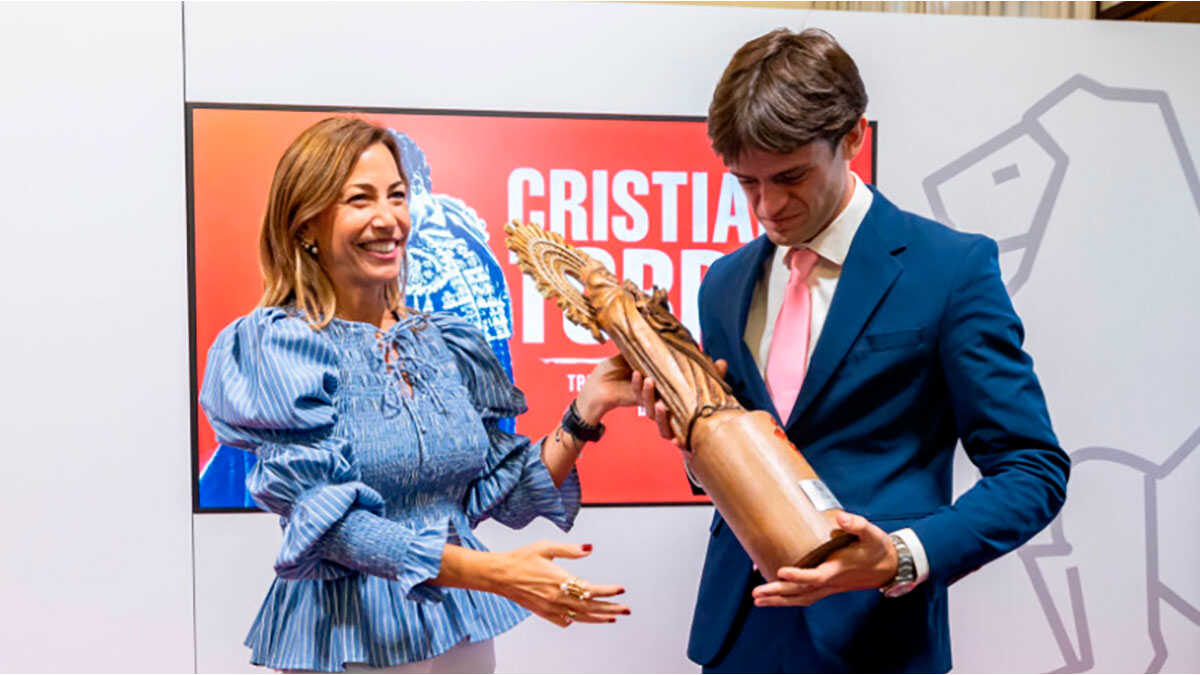 La maire Natalia Chueca remet le prix Triunfador au torero zaragozana Cristiano Torres
