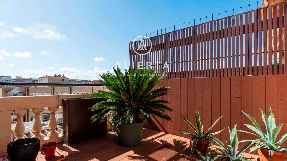 Le surprenant attique en duplex à deux pas de l’Independencia à plus d’un demi-million d’euros