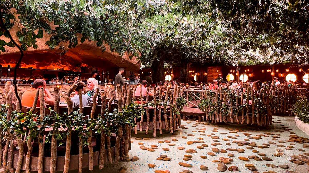 Que mange-t-on chez Voltereta ? Voici la carte du restaurant avec cascade et lac à Saragosse