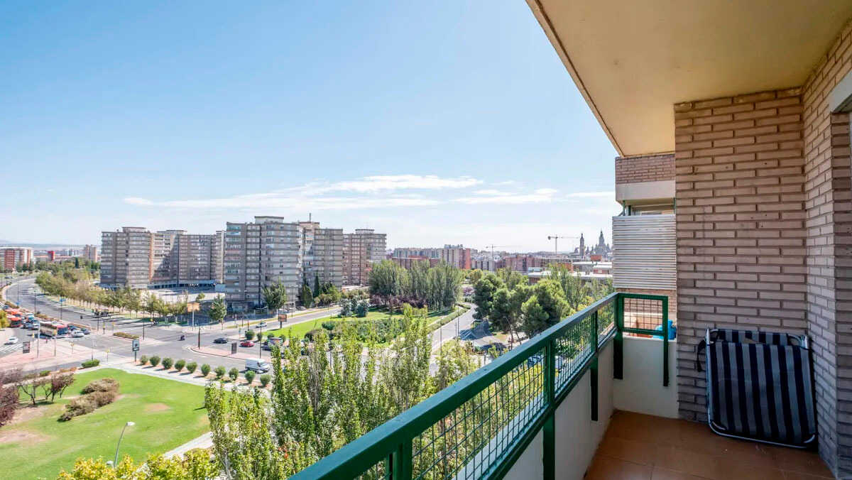 L’exceptionnel appartement à 340 000 euros à Saragosse : quatre chambres, terrasse et vue depuis le huitième étage