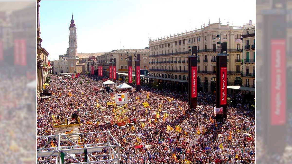 Il y a 25 ans en Aragon : près de 300 000 personnes envahissaient la place du Pilar lors d’une journée historique contre le transfert de l’Èbre