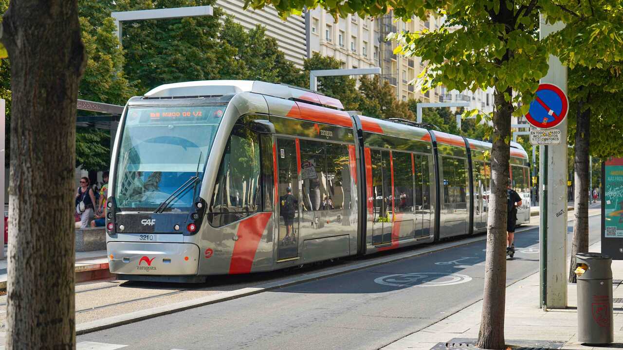 Tramway 24 heures sur 24 et navettes vers le parc des expositions : Saragosse renforce les transports publics pour les Fêtes du Pilar