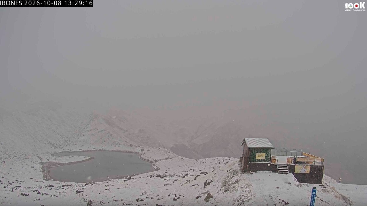 La première neige d’octobre blanchit Astún : la neige fait son apparition dans les Pyrénées aragonaises