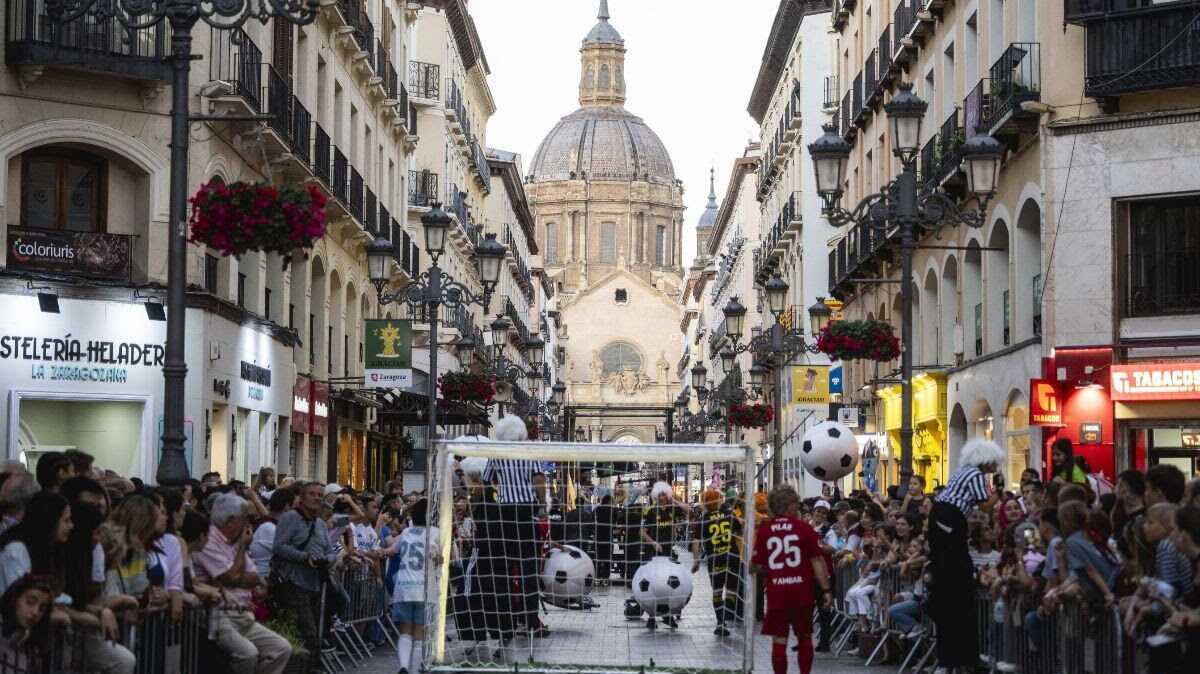 Ballons géants, acrobates et humour : voici le défilé du Pregón des Fêtes du Pilar 2026