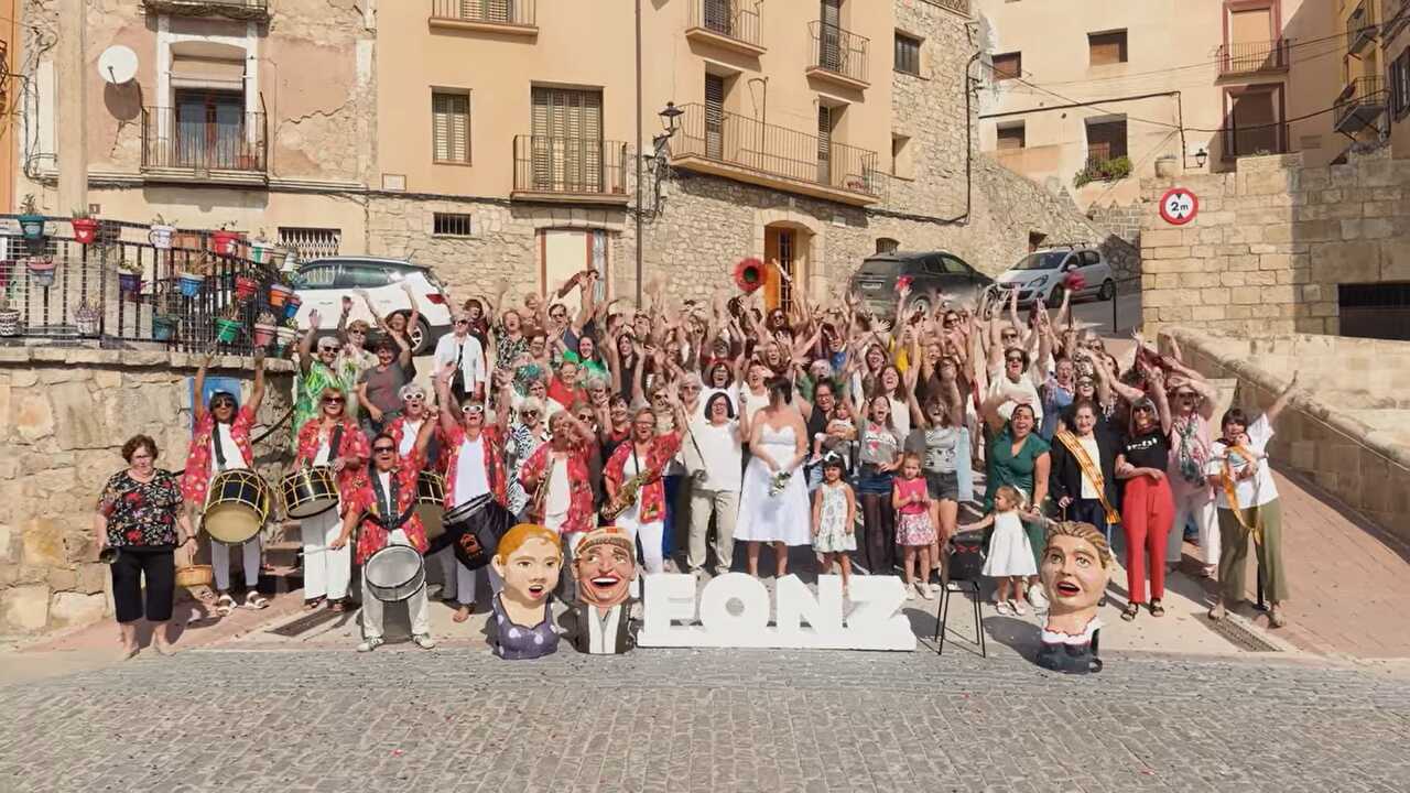 D’un bébé à une femme de 104 ans : les femmes de Fonz s’emparent du village dans une vidéo très spéciale