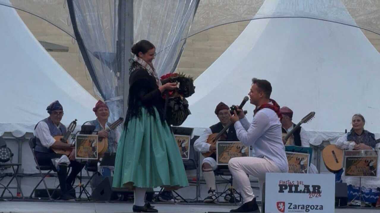 De la jota au « oui, je le veux » : une demande en mariage surprise en pleine plaza del Pilar