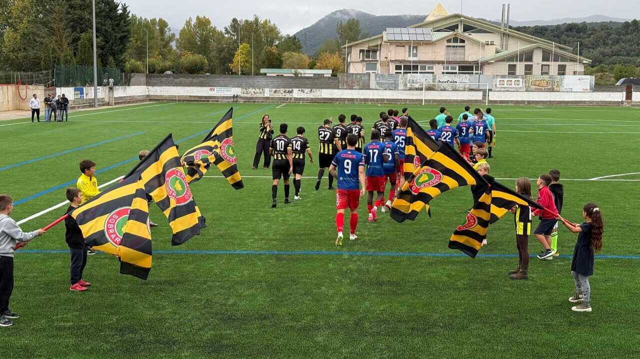 Aínsa inaugure son terrain de football en gazon artificiel après un investissement municipal de 622 000 euros