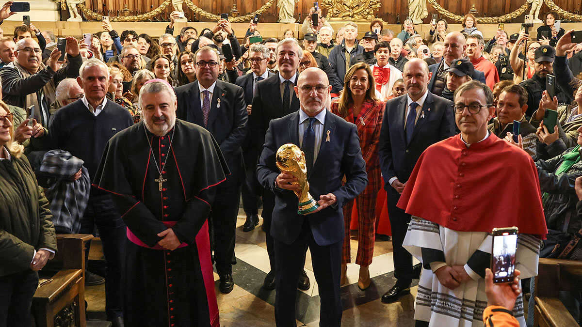 La Coupe du monde offerte à la Vierge du Pilar, Luis de la Fuente en vedette