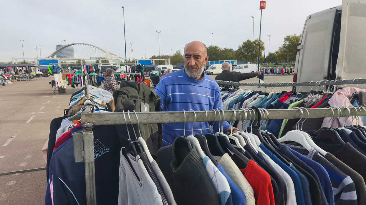 Mohammed, vendeur ambulant, à propos du premier samedi du Rastro : « Nous sommes contents, mais ce n’est pas comme le dimanche »
