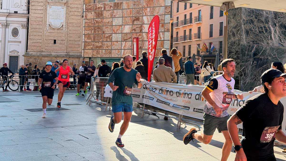Une matinée pour courir et profiter : le soleil accompagne 7 000 athlètes lors du 10K de Saragosse