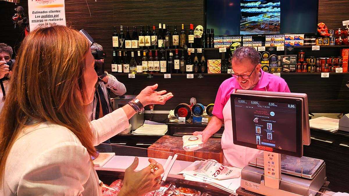 Migas maison et lasagnes : les achats de Natalia Chueca dans cette boucherie de quartier de Saragosse