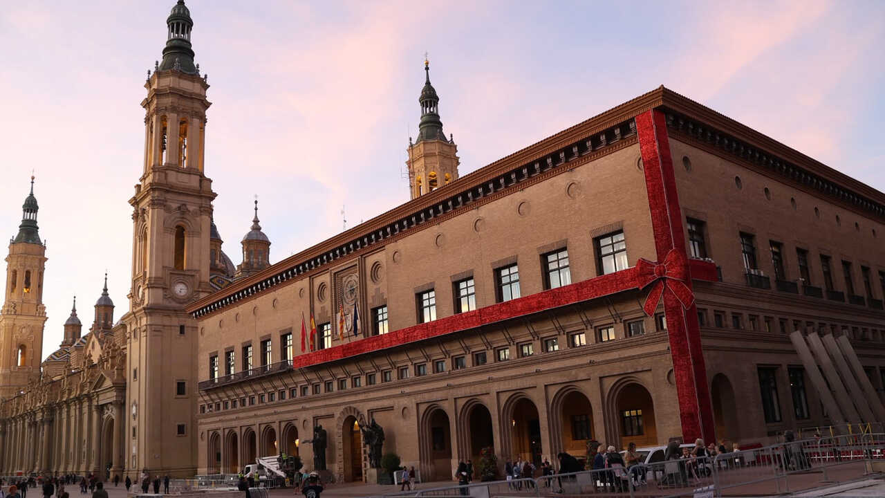 Voici comment la place du Pilar se pare pour Noël : la mairie se transforme en cadeau