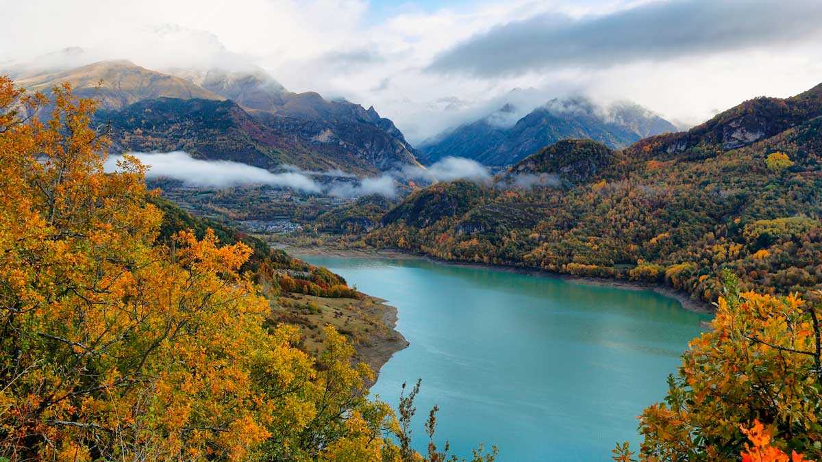 La route des Pyrénées aragonaises qui révèle en automne le plus beau visage des villages de la vallée de Tena