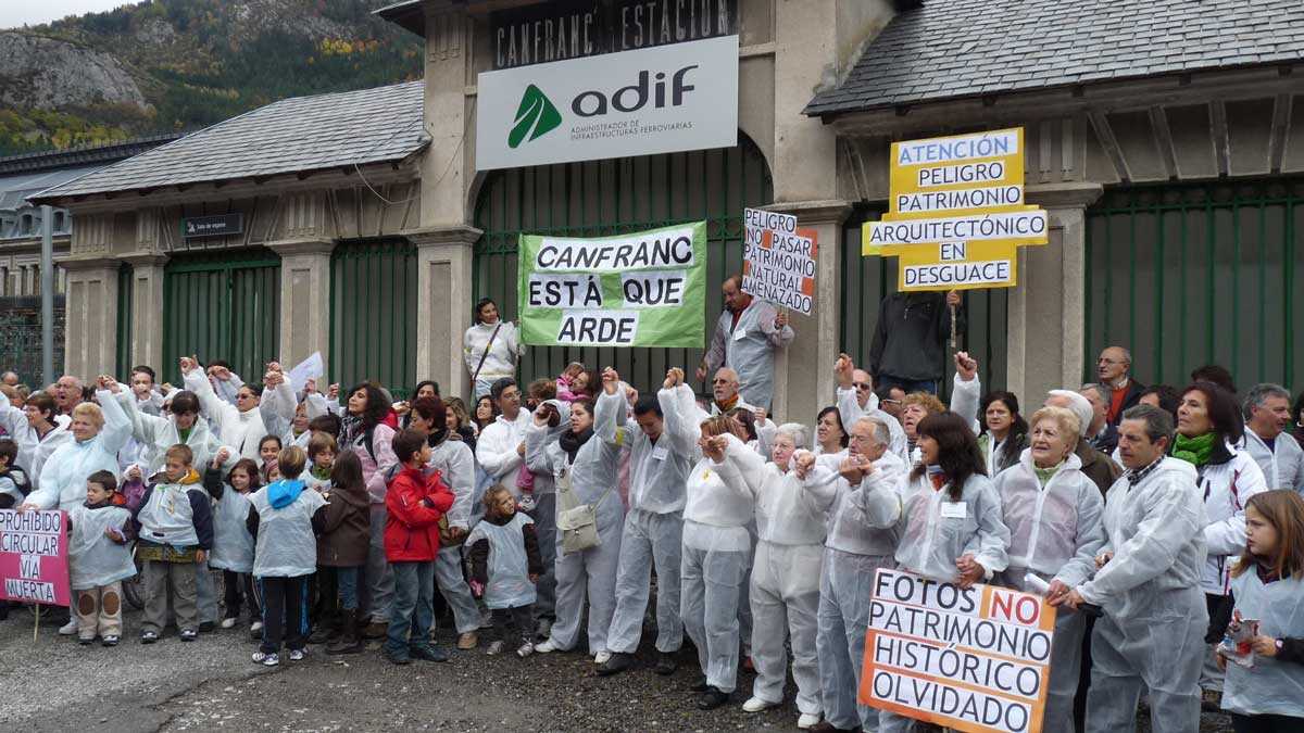 Il y a 15 ans en Aragon : plus de 100 personnes réclamaient le nettoyage de la gare internationale de Canfranc