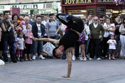 Les demandes d’artistes de rue sont ouvertes : l’interdiction est maintenue rue Alfonso