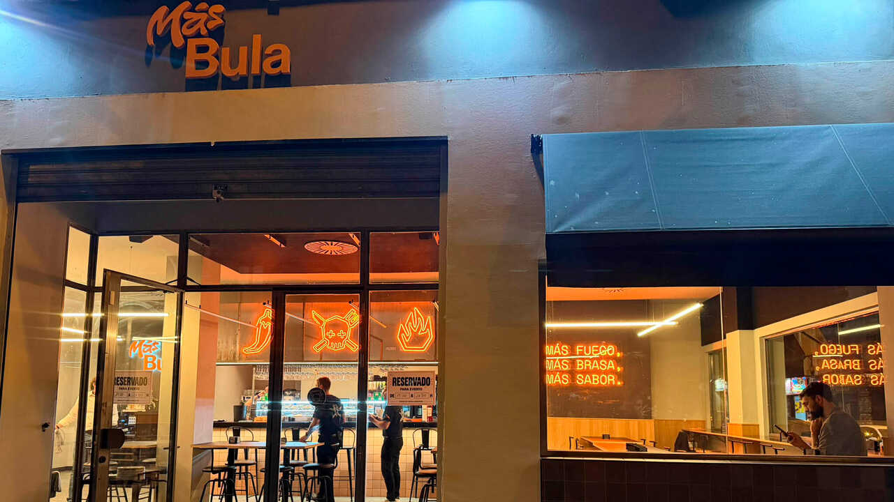 Un restaurant ouvre à Saragosse où l’on peut manger et participer à des courses automobiles : « Un endroit unique »