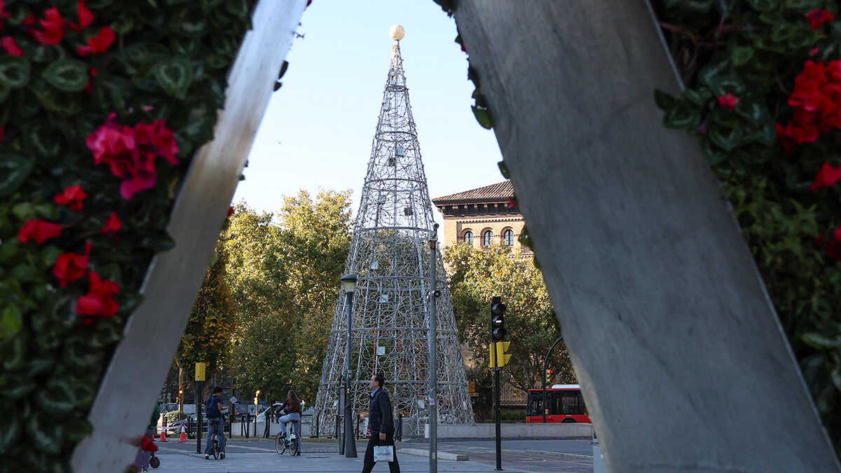 Noël prend forme à Saragosse : l’arbre de la Plaza Aragón est déjà installé