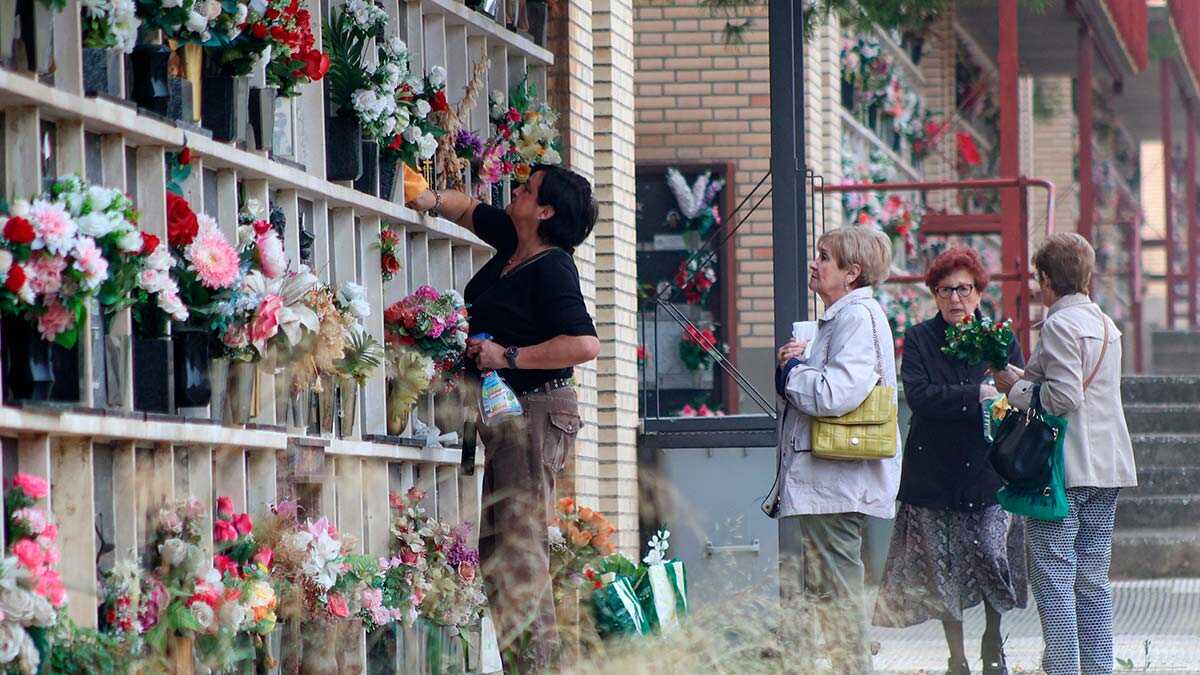 Les souvenirs familiaux emplissent Torrero : « Nous apportons des fleurs pour les grands-parents et une tante célibataire »
