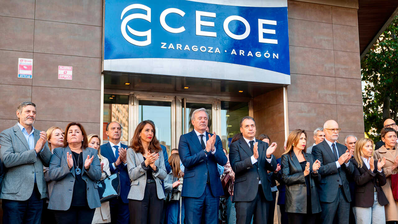 Azcón rend hommage à Fátima Báñez et réclame des réponses pour les 69 victimes d’Urda