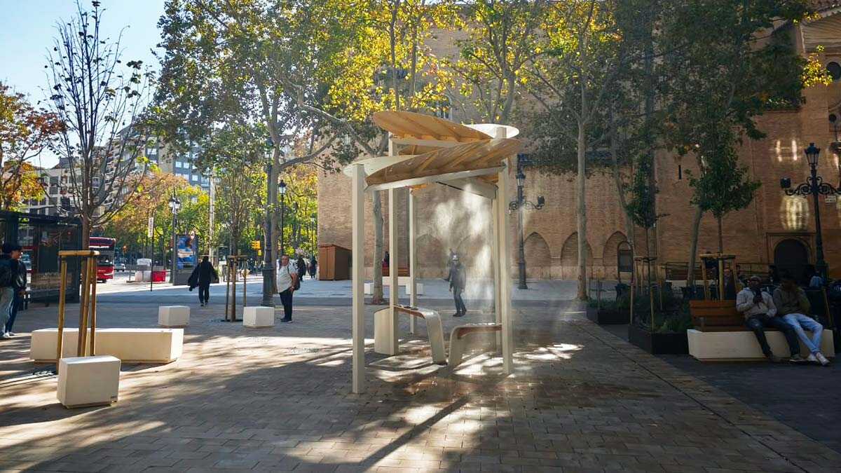 Le brumisateur de la plaza San Miguel fonctionne déjà : la pluie artificielle s’active avec un bouton